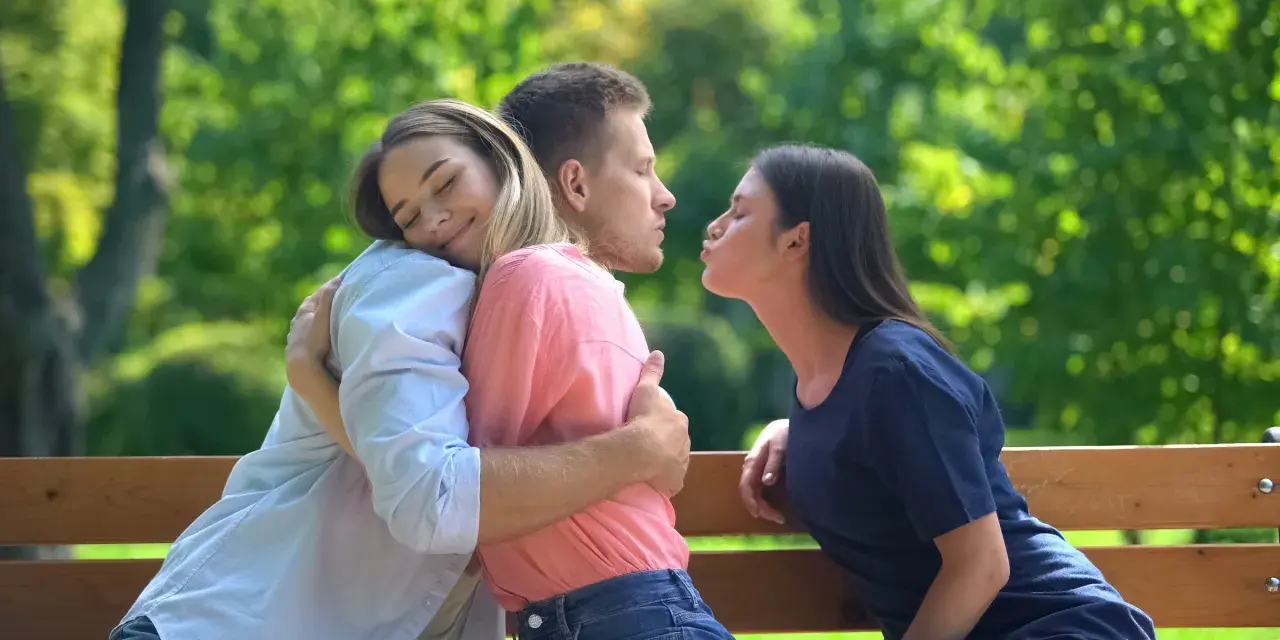 Kochasz kilku? Zrozum miłość do wielu osób i poliamorię
