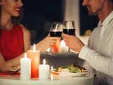 Jak nakryć stół na romantyczną kolację? Niezapomniany wieczór!