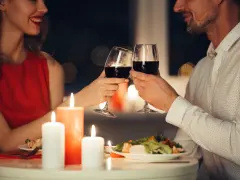 Jak nakryć stół na romantyczną kolację? Niezapomniany wieczór!