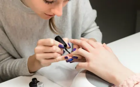 Męskie preferencje: Jakie paznokcie pociągają, a jakie odstraszają?