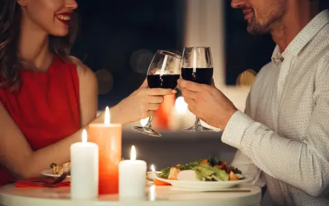 Jak nakryć stół na romantyczną kolację? Niezapomniany wieczór!