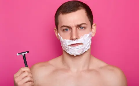 Pachy u mężczyzn: Golić czy nie? Fakty, trendy i porady