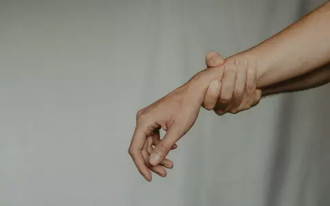 Jak rozpoznać dominację w związku? Zdrowe przywództwo vs. kontrola