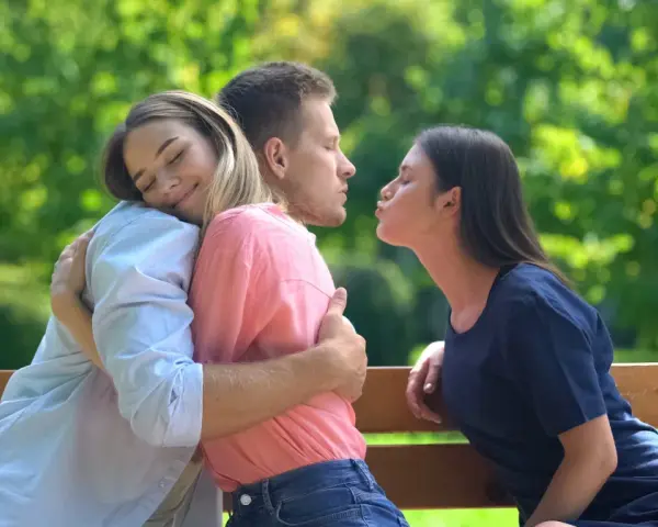 Kochasz kilku? Zrozum miłość do wielu osób i poliamorię