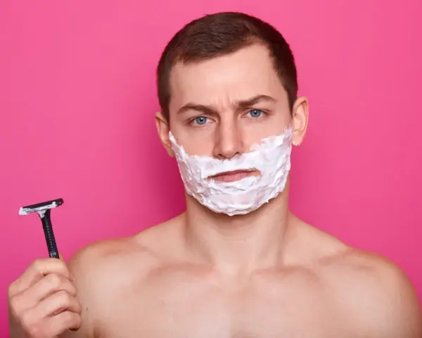 Pachy u mężczyzn: Golić czy nie? Fakty, trendy i porady