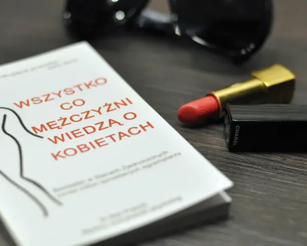 Puste strony? Co mężczyźni wiedzą o kobietach (i dlaczego to bawi)