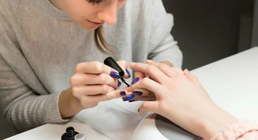 Męskie preferencje: Jakie paznokcie pociągają, a jakie odstraszają?