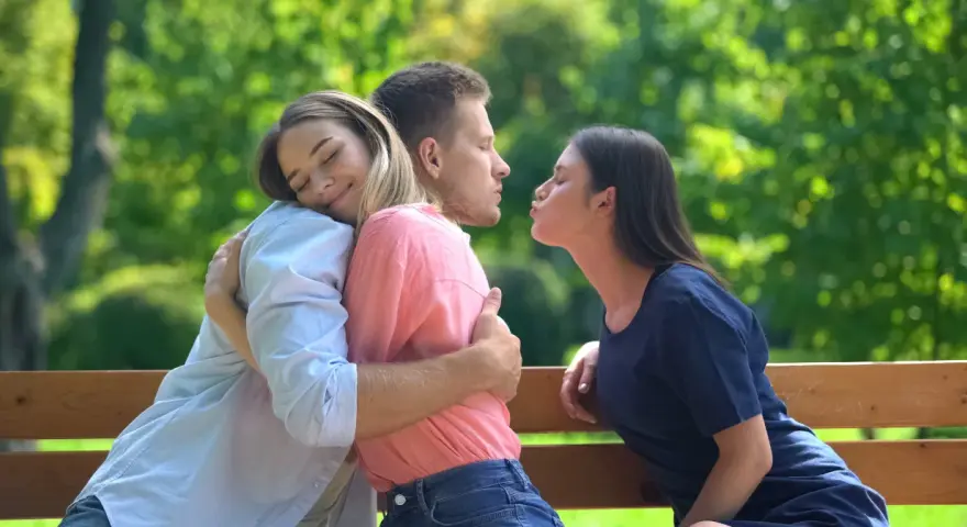 Kochasz kilku? Zrozum miłość do wielu osób i poliamorię