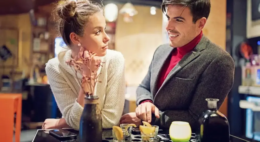 Jak zaprosić kobietę na kawę? Pewność i skuteczne zwroty.