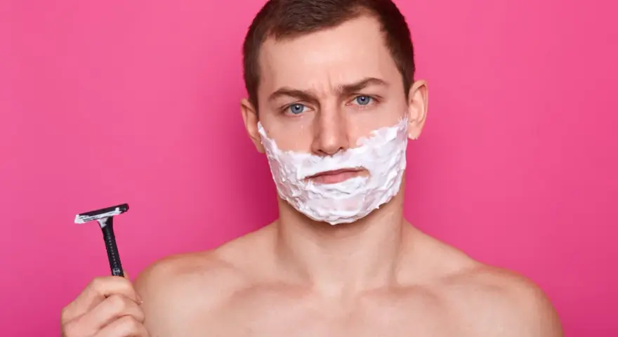 Pachy u mężczyzn: Golić czy nie? Fakty, trendy i porady