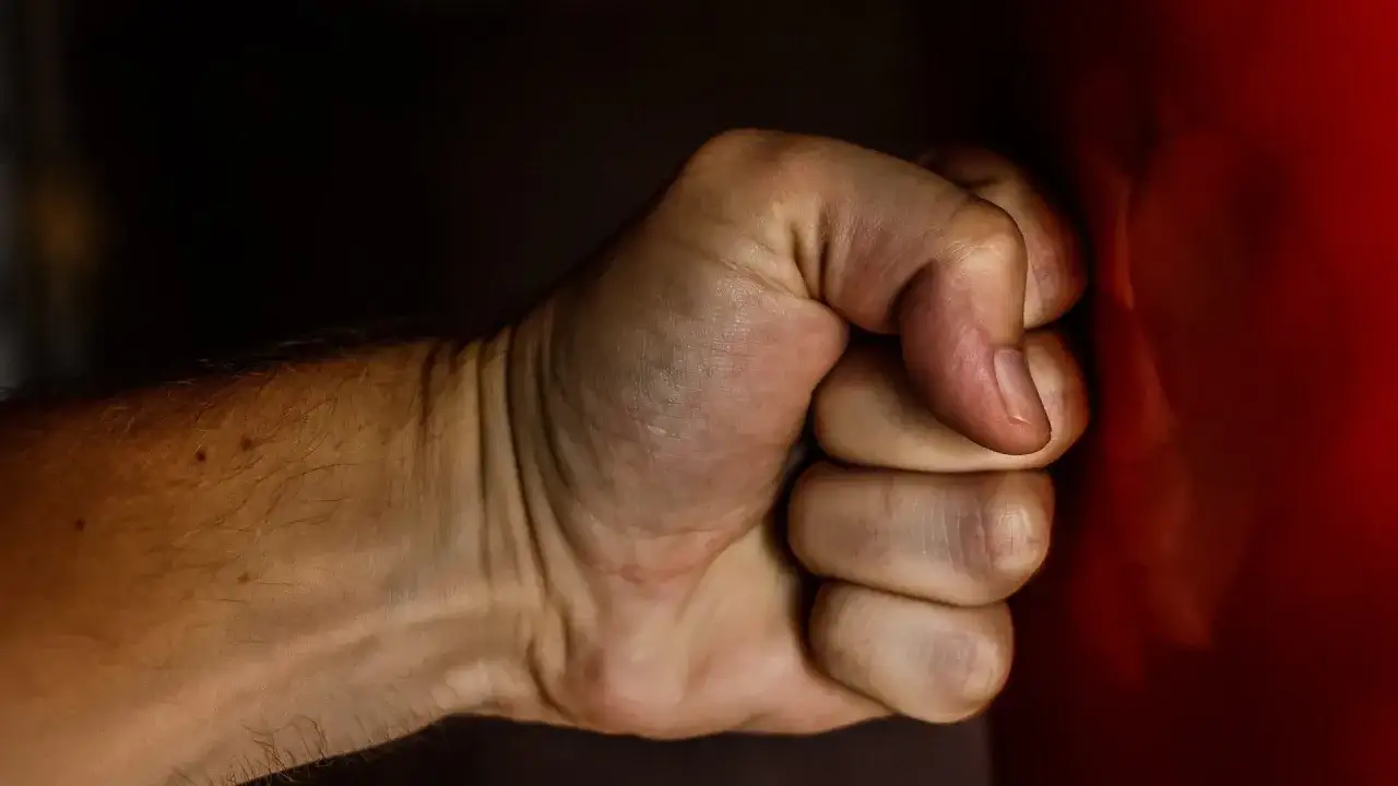 mężczyzna agresywny werbalnie, psychologiczne podłoże agresji