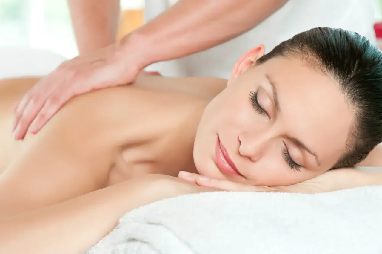 kobieta w spa, relaks, masaż