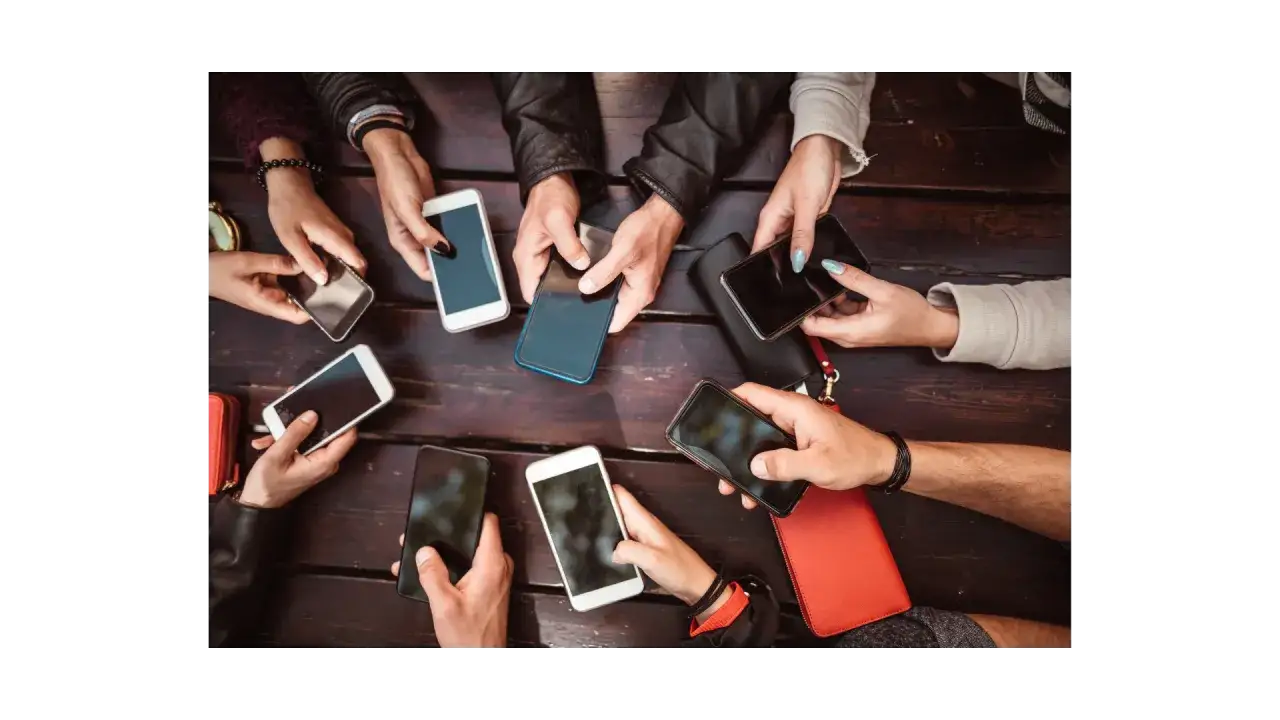 para siedząca obok siebie na kanapie używająca telefonów, dystans emocjonalny
