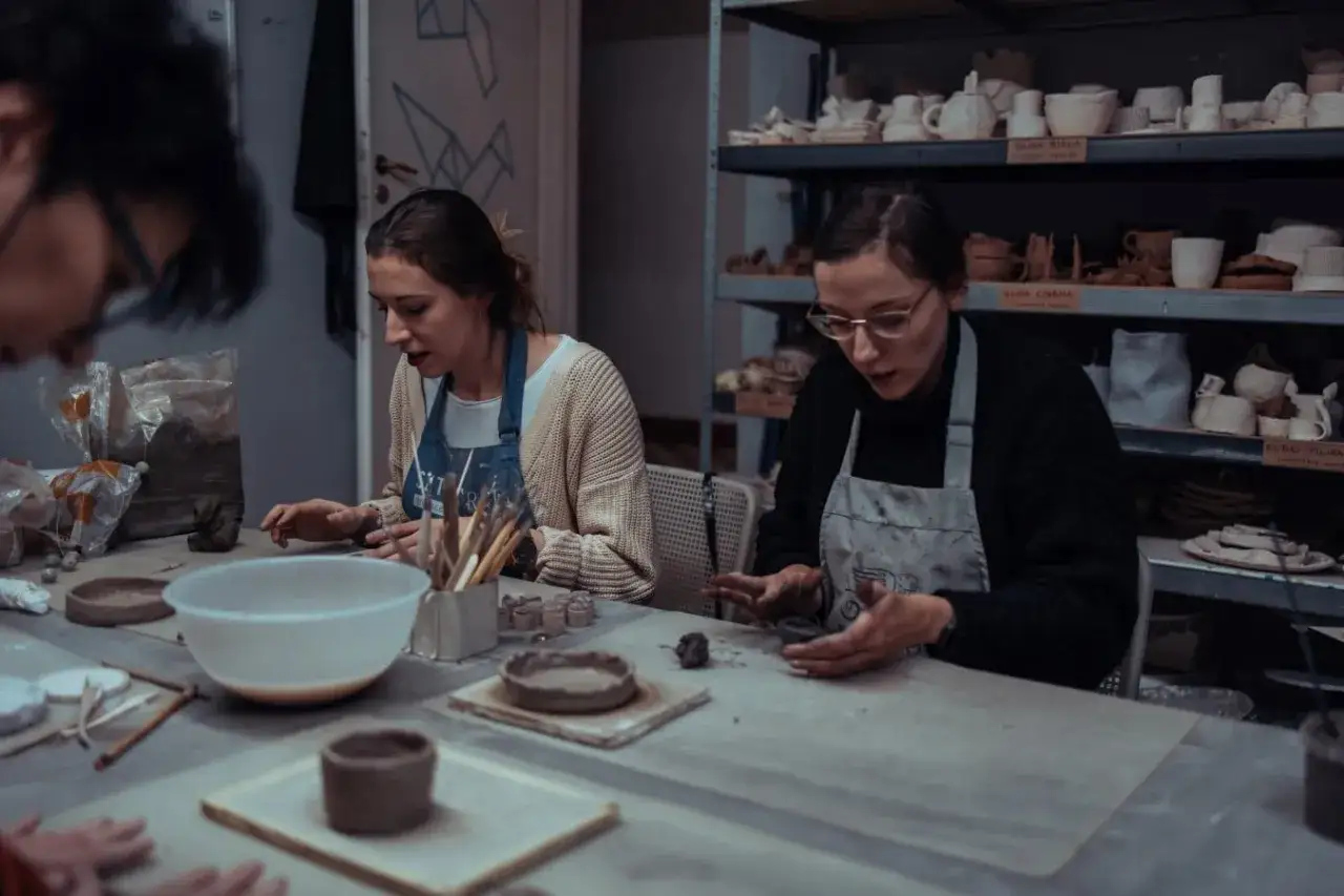 para na warsztatach ceramicznych
