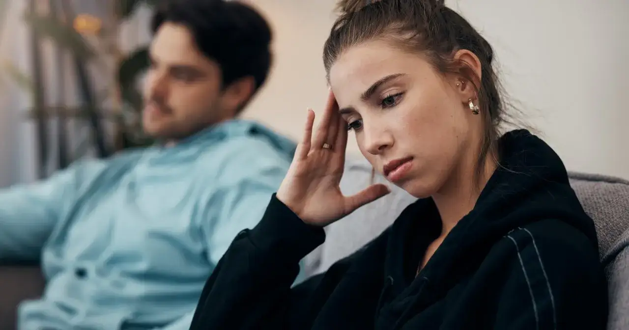 Para kł&oacute;cąca się o drobiazgi, z widocznym podtekstem emocjonalnym