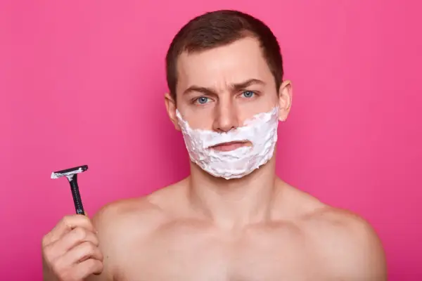Pachy u mężczyzn: Golić czy nie? Fakty, trendy i porady