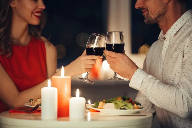 Jak nakryć stół na romantyczną kolację? Niezapomniany wieczór!